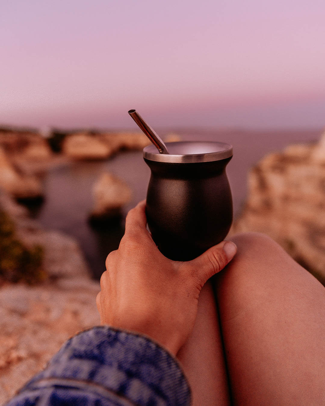 Bombilla in Metallkalebasse am Strand genießen