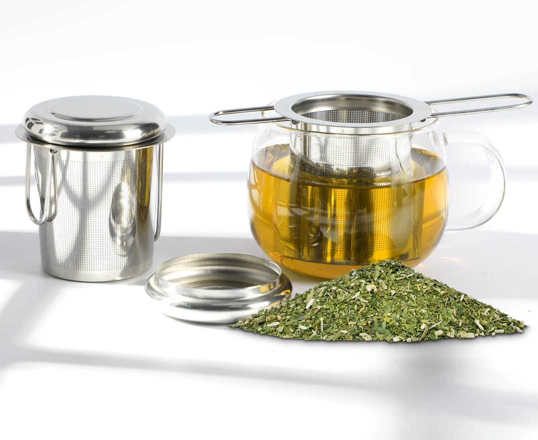 Teesieb in Teekanne eingesetzt