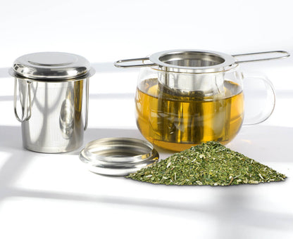 Teesieb in Teekanne eingesetzt