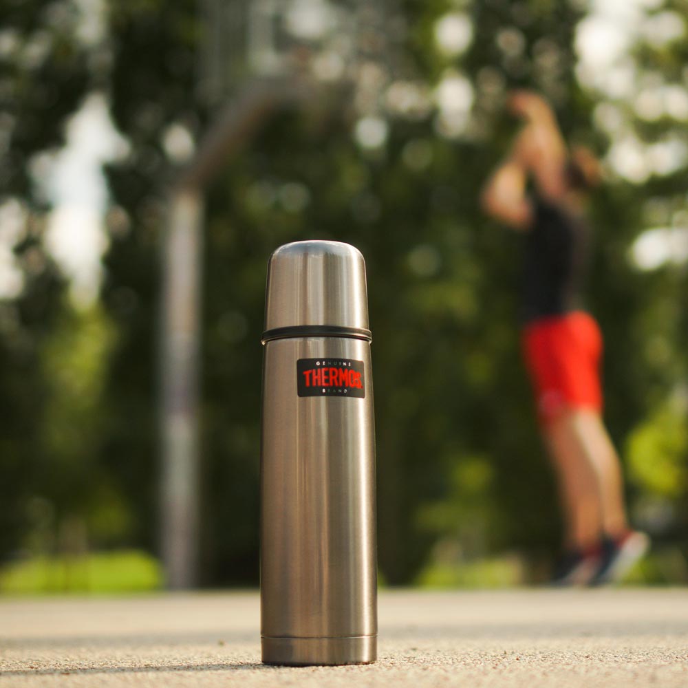 Thermos Light Compact Sport einschenken