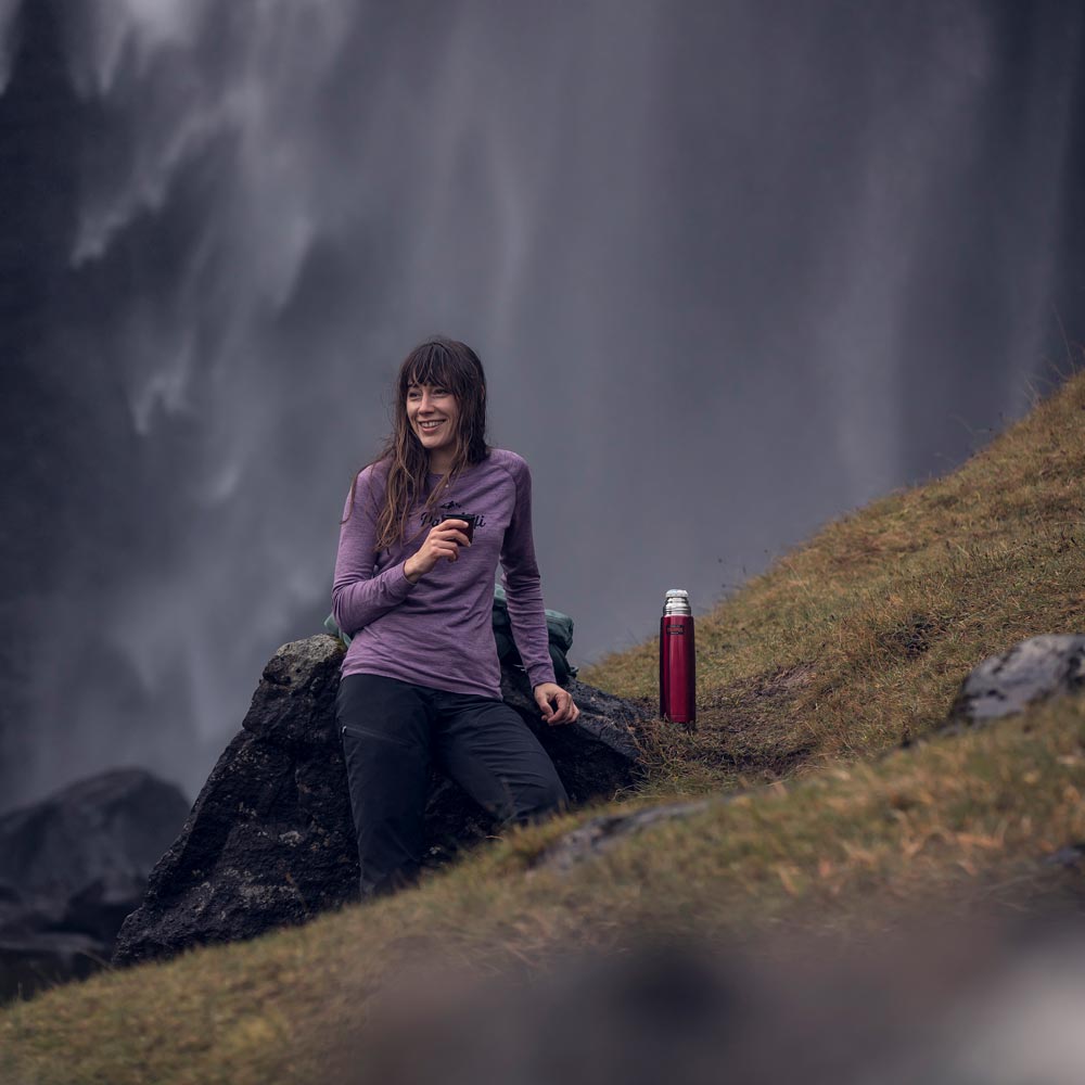 Thermos Light Compact am Wasserfall einschenken